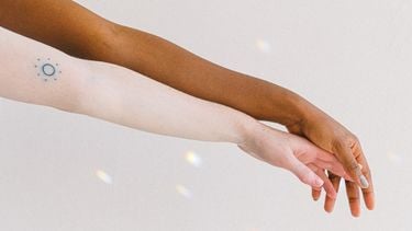 Twee armen, lichte huid en donkere huid (tatoeages donkere huid)