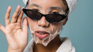 skincare routine zomer - meisje met gezichtsmasker