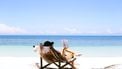 vrouw in ligstoel op strand (de mooiste instagram-accounts voor vakantiegevoel