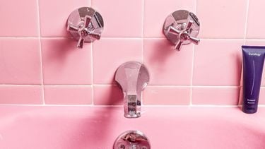 Roze badkamer (gezicht wassen)