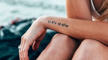meisje bij de zee met een tatoeage op haar arm -genezingsproces tatoeage
