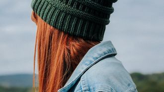Meisje met rood haar (haarkleuren herfst)
