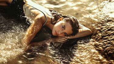 vrouw ligt in water op strand (10x dit herken je als je sterrenbeeld Vissen is)