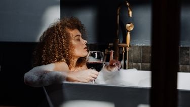 cadeaus / vrouw ligt in bad met wijn