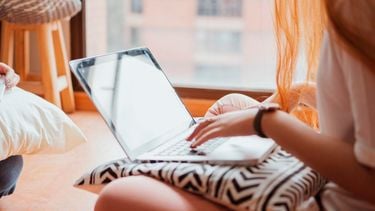 meisje met laptop werken (dit zegt jouw sterrenbeeld over jouw thuiswerkhouding)