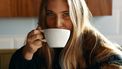 cafeïne vrije koffie - meisje drinkt koffie