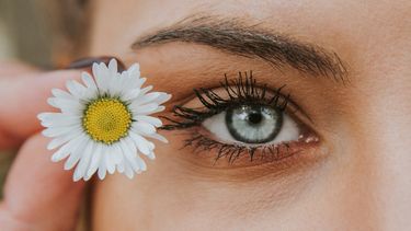 vrouw ogen met bloem (met deze tiktok hack ben jij zo van je wallen af)