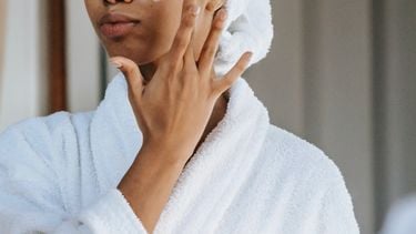 vrouw smeert gezichtsmasker op gezicht (dit gezichtsmasker is een hype onder de sterren en kost maar €22,95)