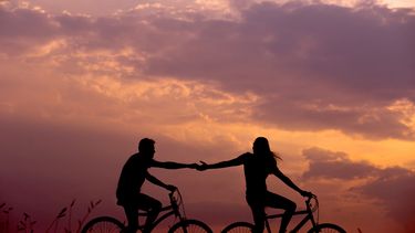stelletje op fietsen (liefde sterrenbeelden februari venus)