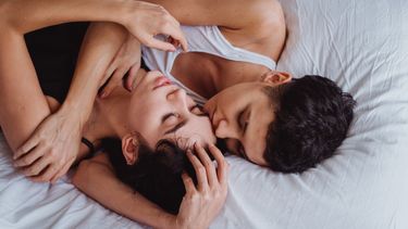 sex toys / koppel ligt in bed
