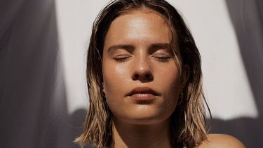 Vrouw met ogen dicht (grove poriën verkleinen - no make-up)