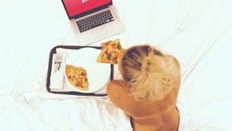 meisje op bed met pizza en netflix (Nieuwe datingshow op netflix wil je zien)