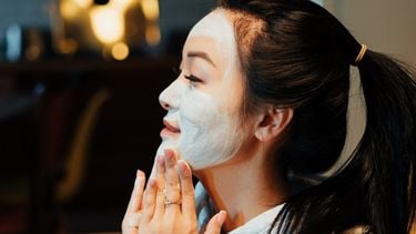 Meisje met gezichtsmasker op (over-masking)