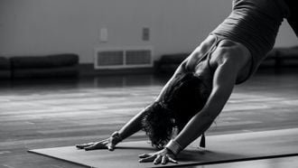 yoga pose voor brain fog somatische oefeningen