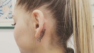 dit zijn 5x de mooiste tattoos voor achter je oor
