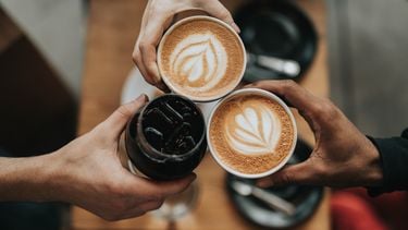 drie koffie kopjes proosten (De voor en nadelen van koffie drinken)