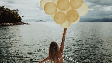 verjaardag vergeten - meisje met ballonnen op boot