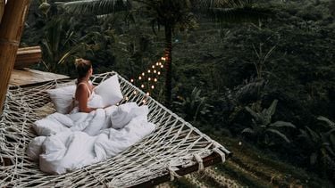 design verblijven airbnb - meisje in hangmat