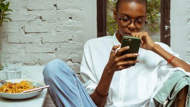 dating apps / meisje kijkt op haar telefoon
