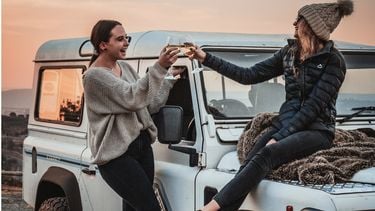 twee meiden met een auto en wijn vriendschap